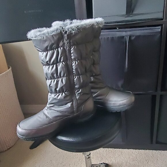 Women's Metallic Silver TOTES Bunny Quilted Puffer Snow Boots Size 8 M Like New - Picture 2 of 8